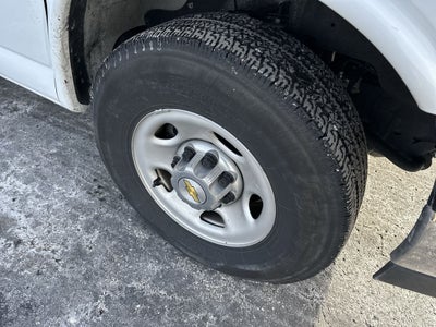 2025 Chevrolet Express Passenger 1LT