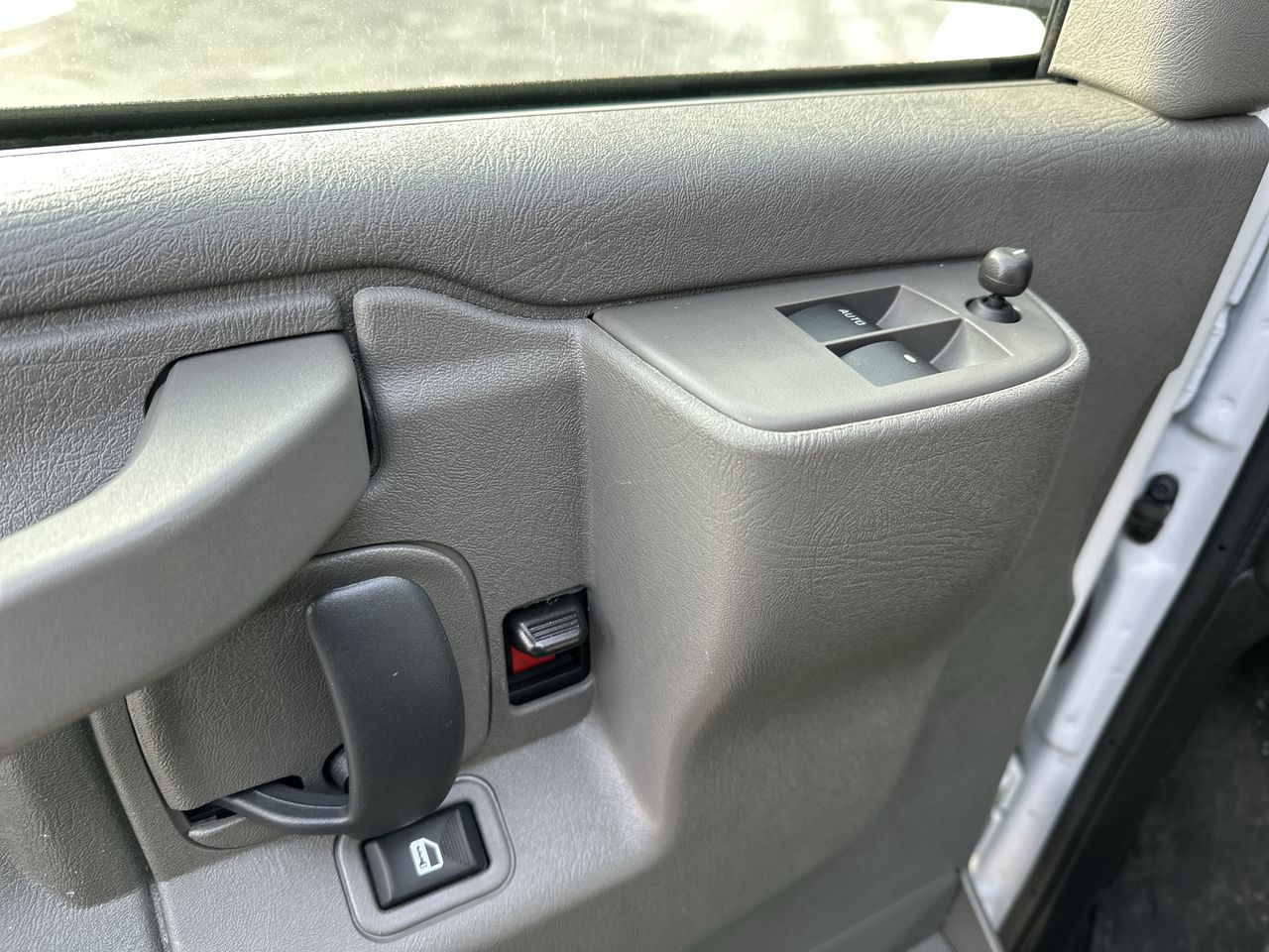 2025 Chevrolet Express Passenger 1LT