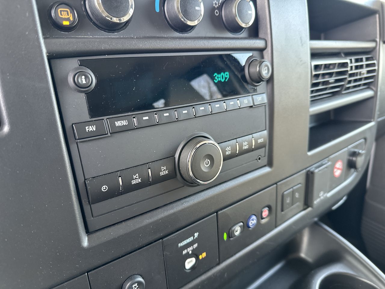 2025 Chevrolet Express Passenger 1LT