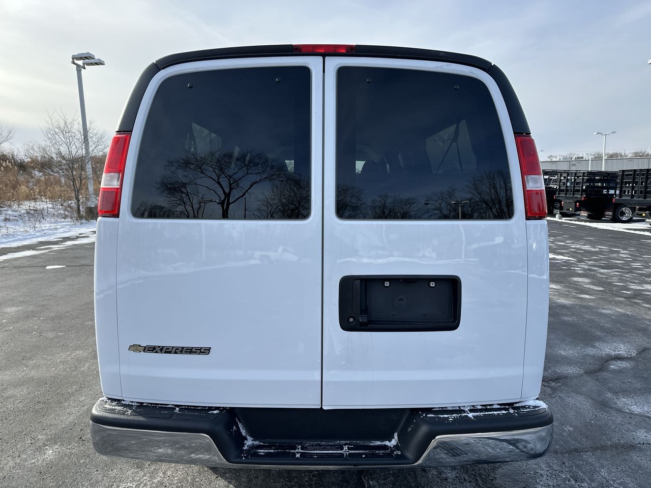 2025 Chevrolet Express Passenger 1LT