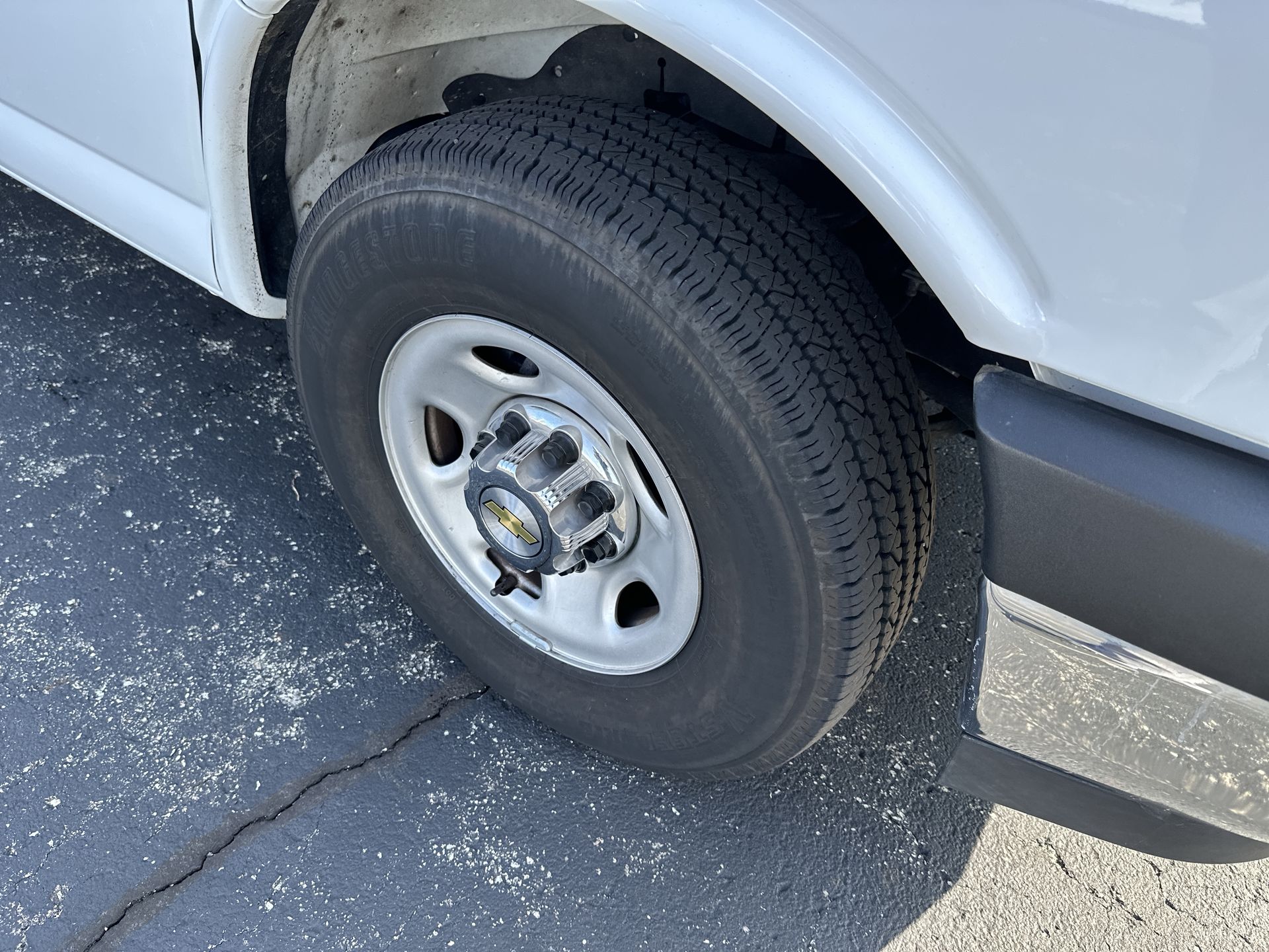 2025 Chevrolet Express Passenger 1LT