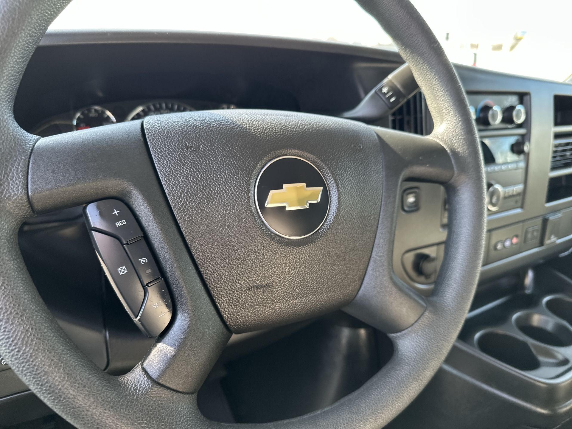 2025 Chevrolet Express Passenger 1LT