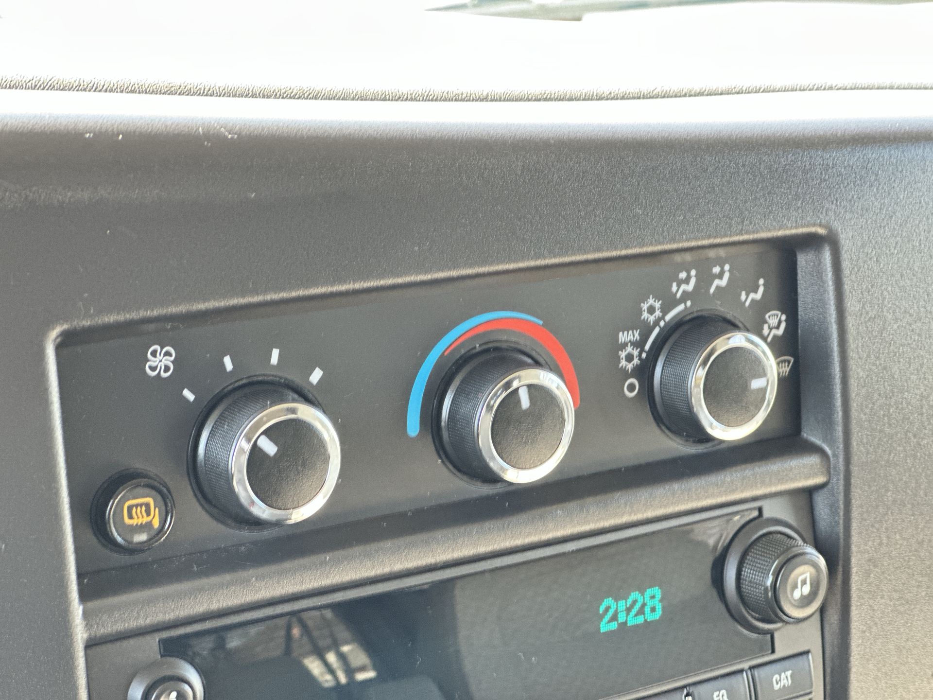 2025 Chevrolet Express Passenger 1LT