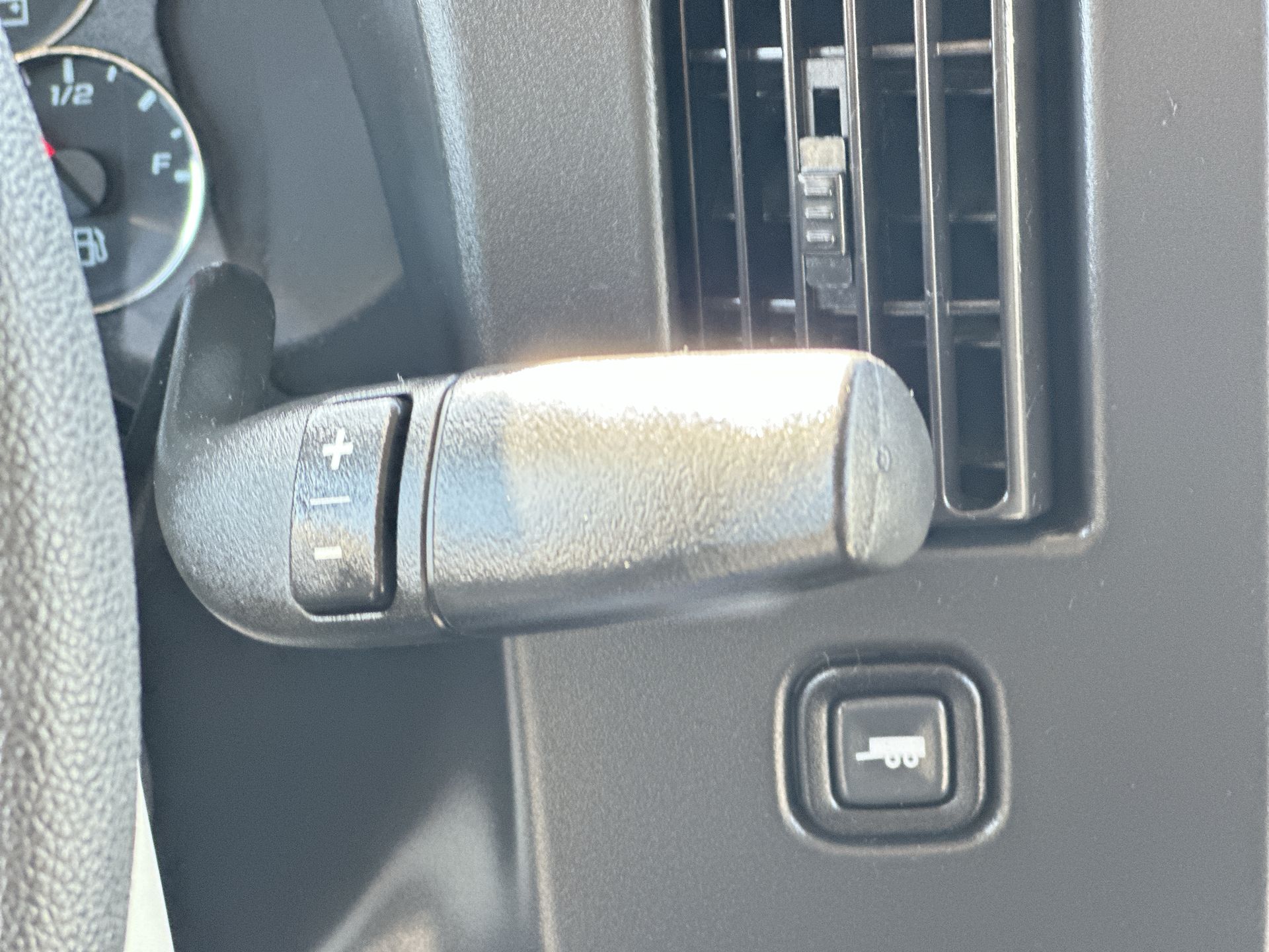 2025 Chevrolet Express Passenger 1LT