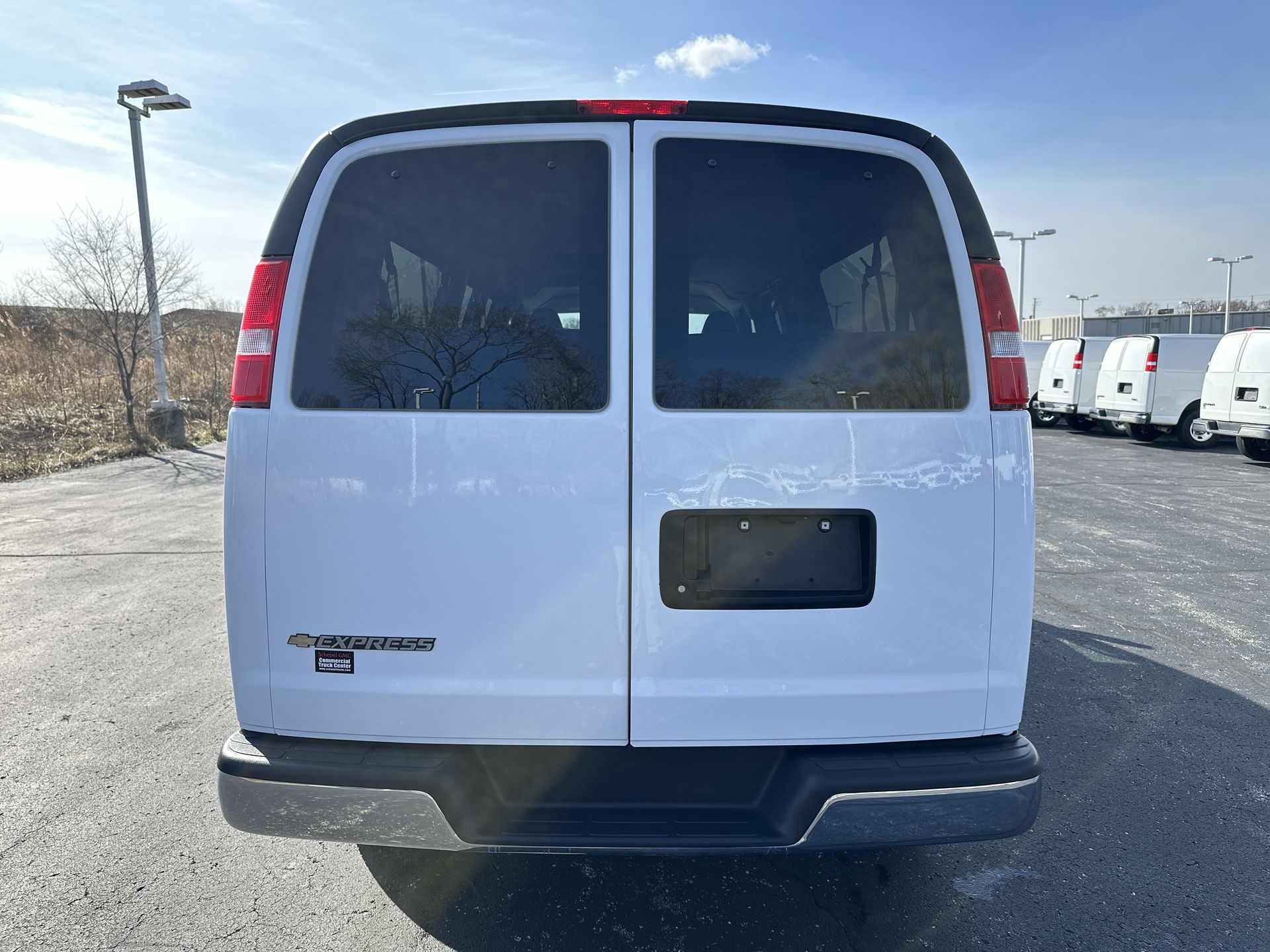 2025 Chevrolet Express Passenger 1LT
