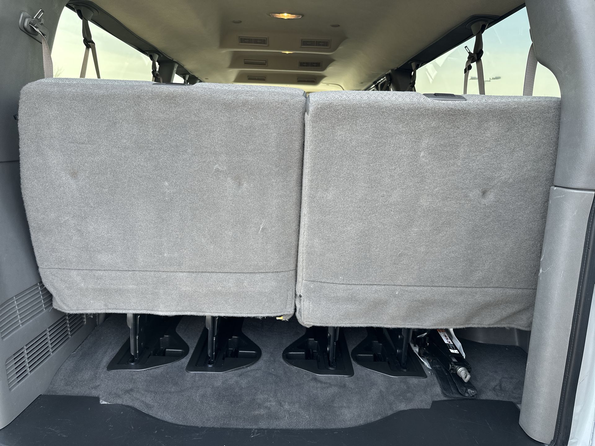 2025 Chevrolet Express Passenger 1LT