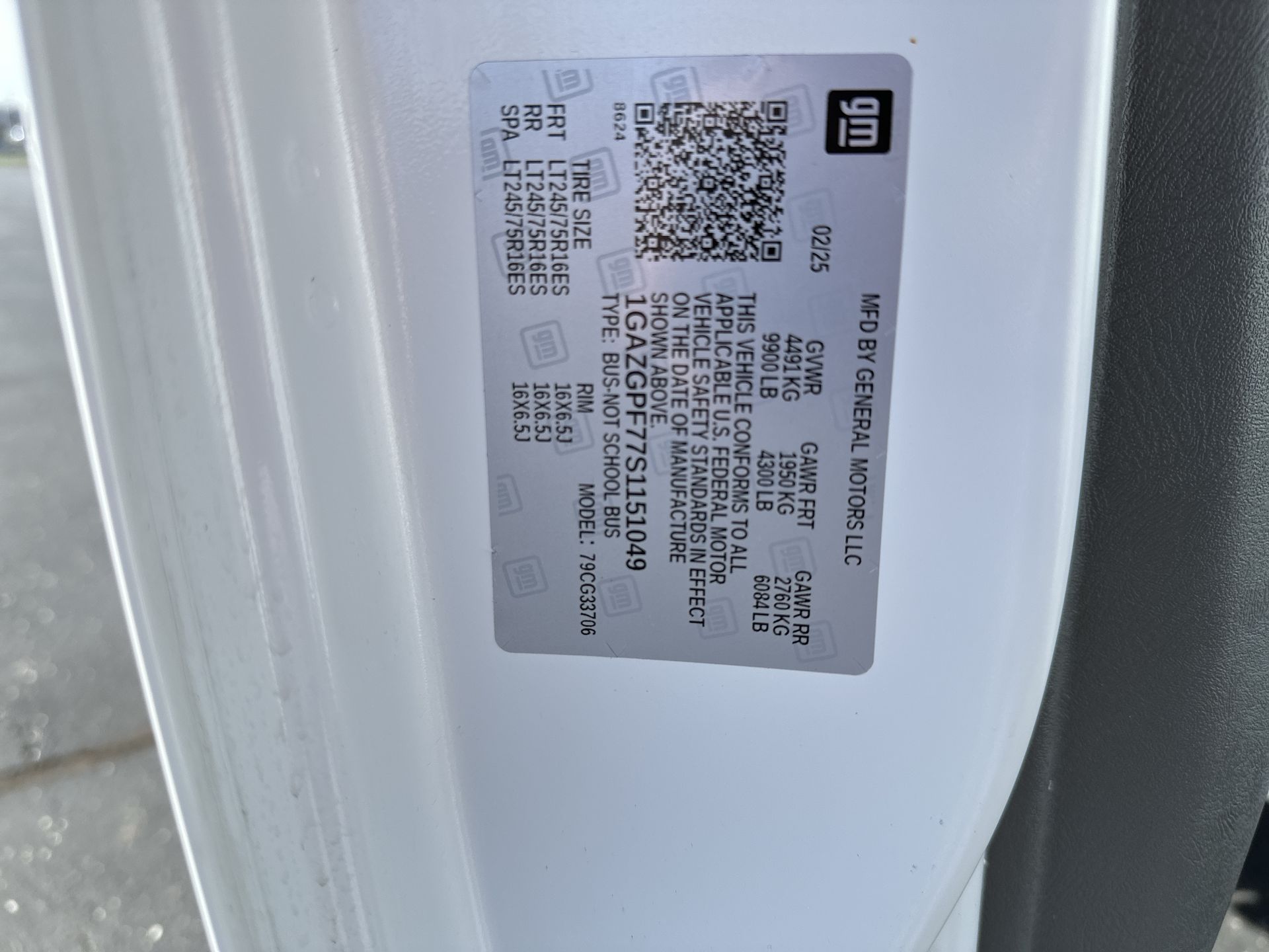 2025 Chevrolet Express Passenger 1LT