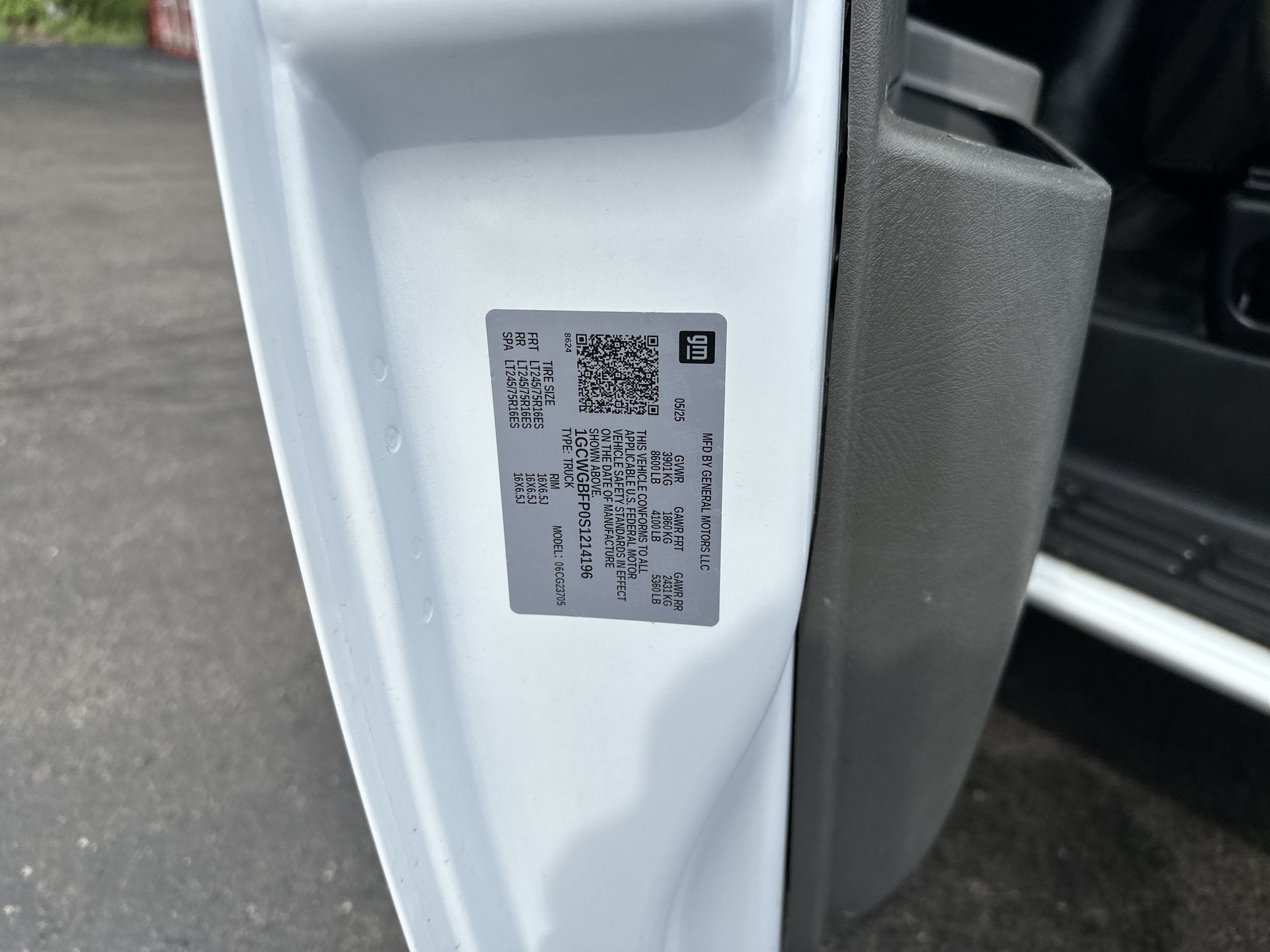 2025 Chevrolet Express Cargo WT