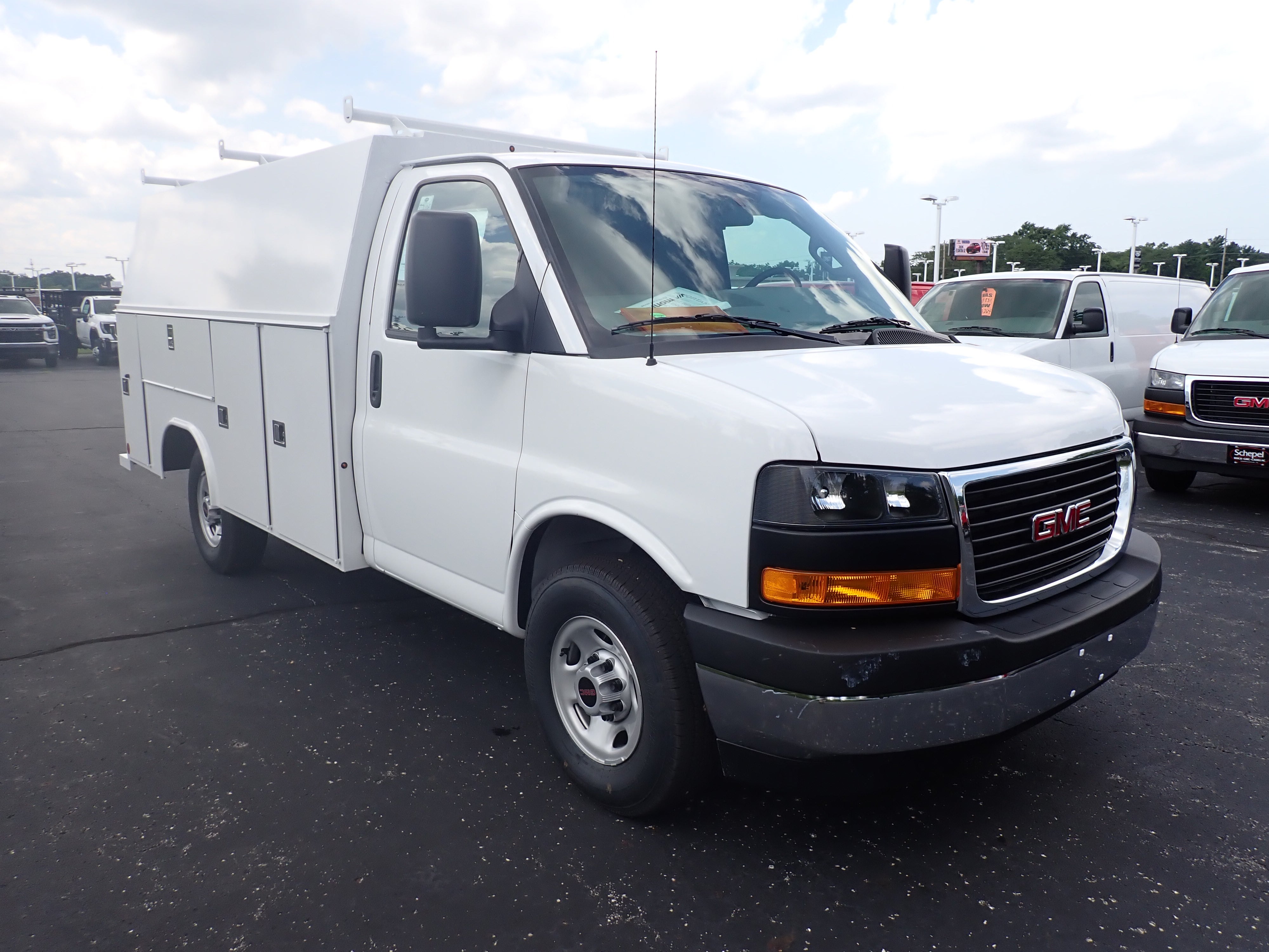 2026 GMC Savana Cutaway 3500 1WT