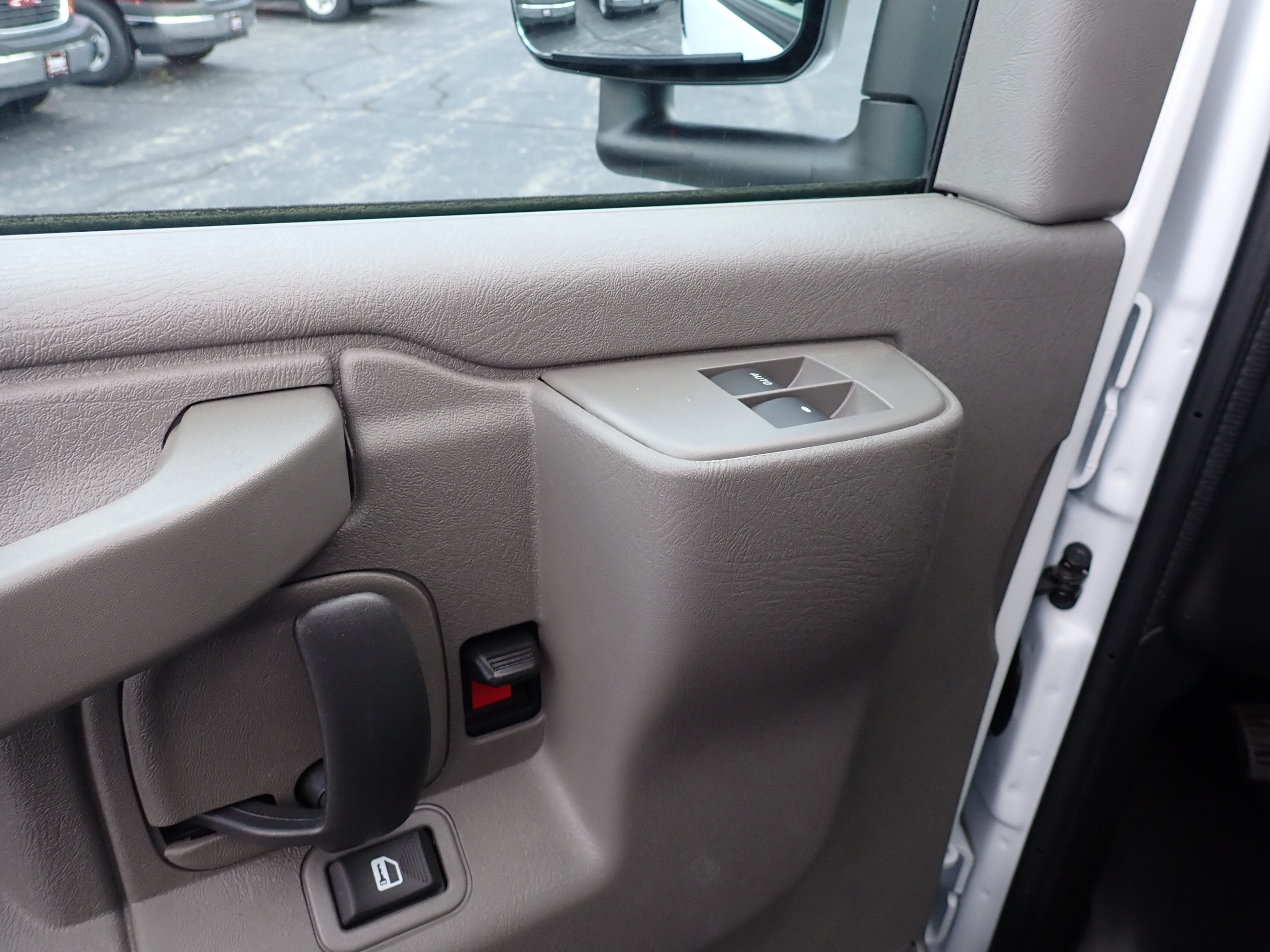 2026 GMC Savana Cutaway 3500 1WT