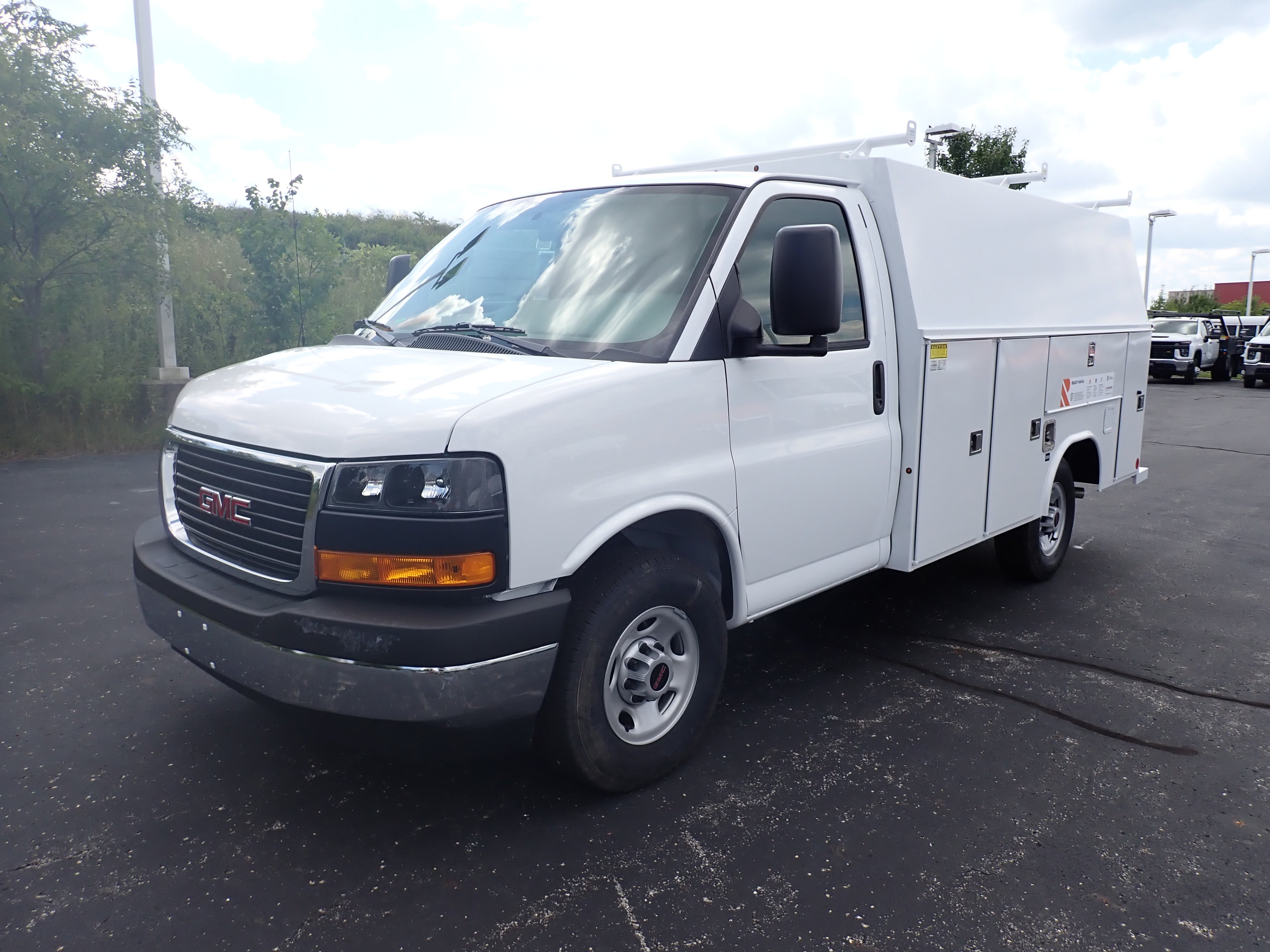 2026 GMC Savana Cutaway 3500 1WT