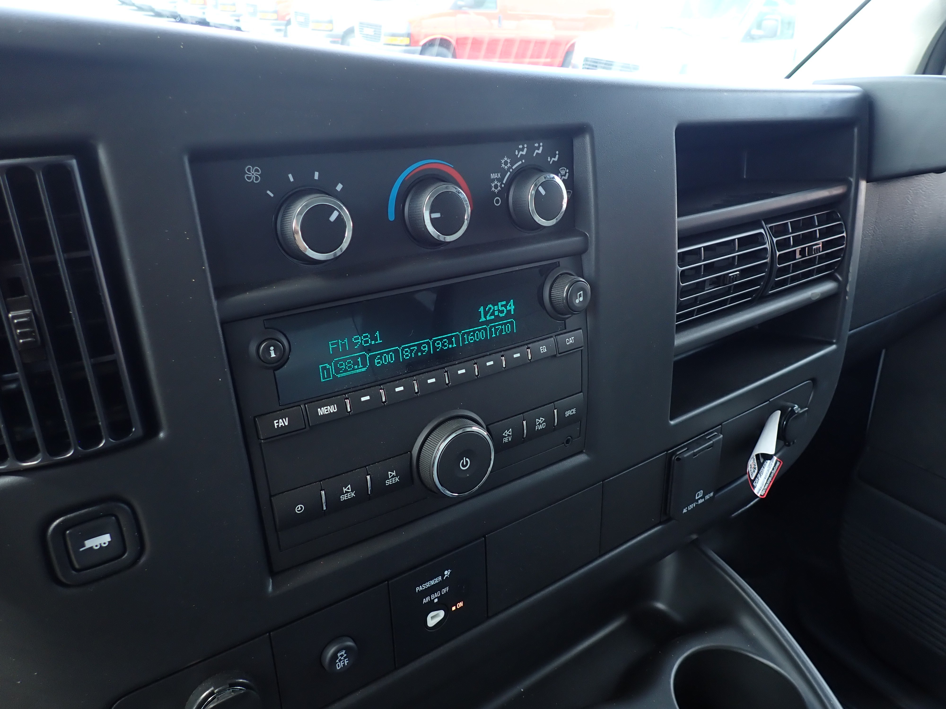 2026 GMC Savana Cutaway 3500 1WT