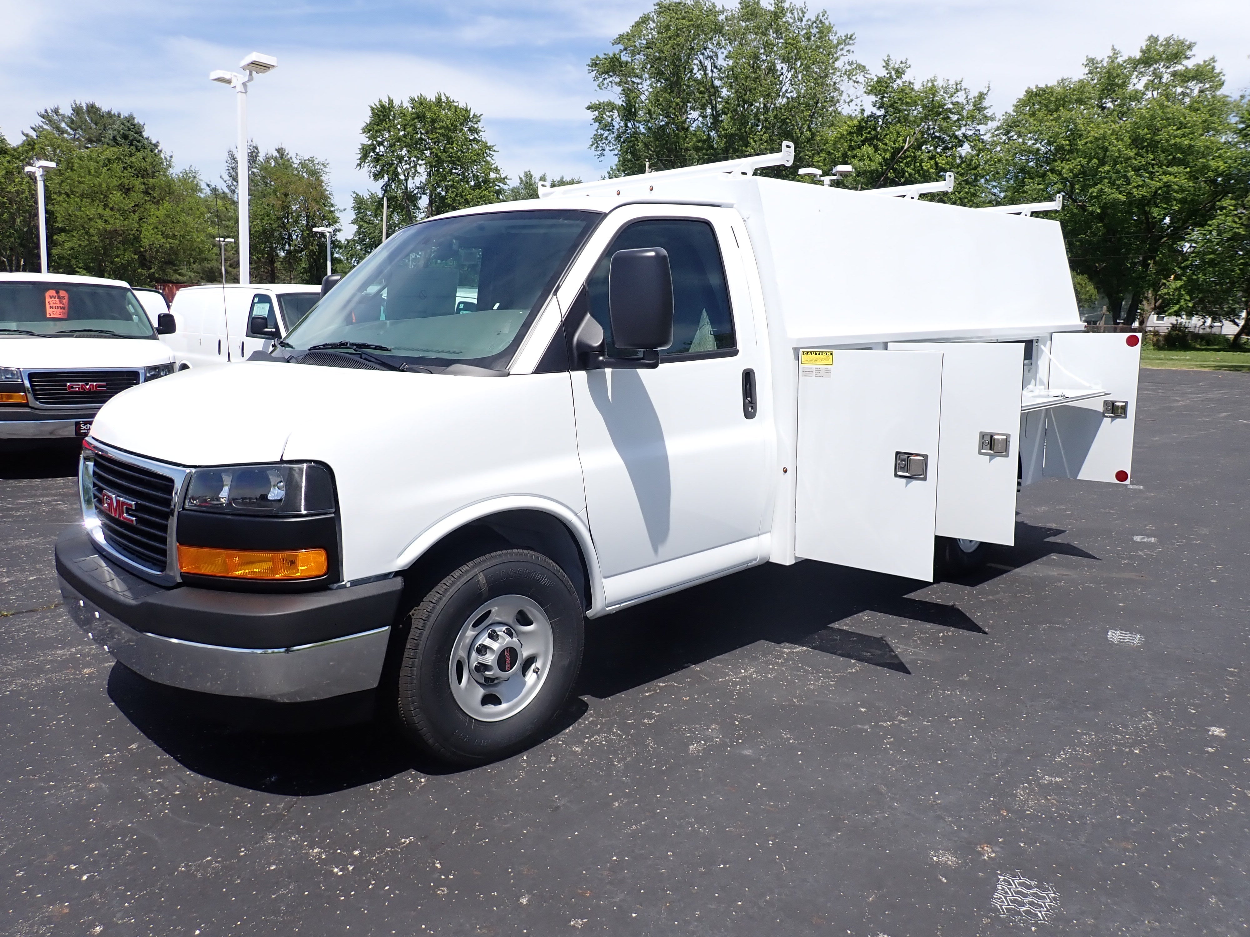 2026 GMC Savana Cutaway 3500 1WT