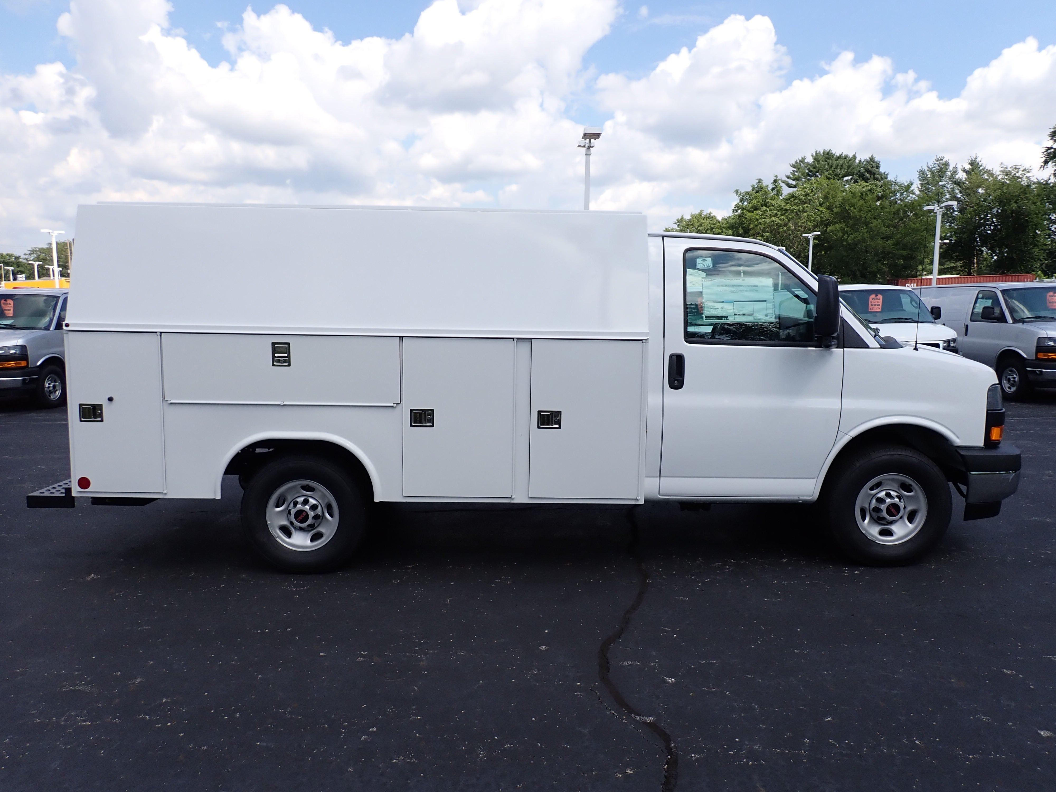 2026 GMC Savana Cutaway 3500 1WT