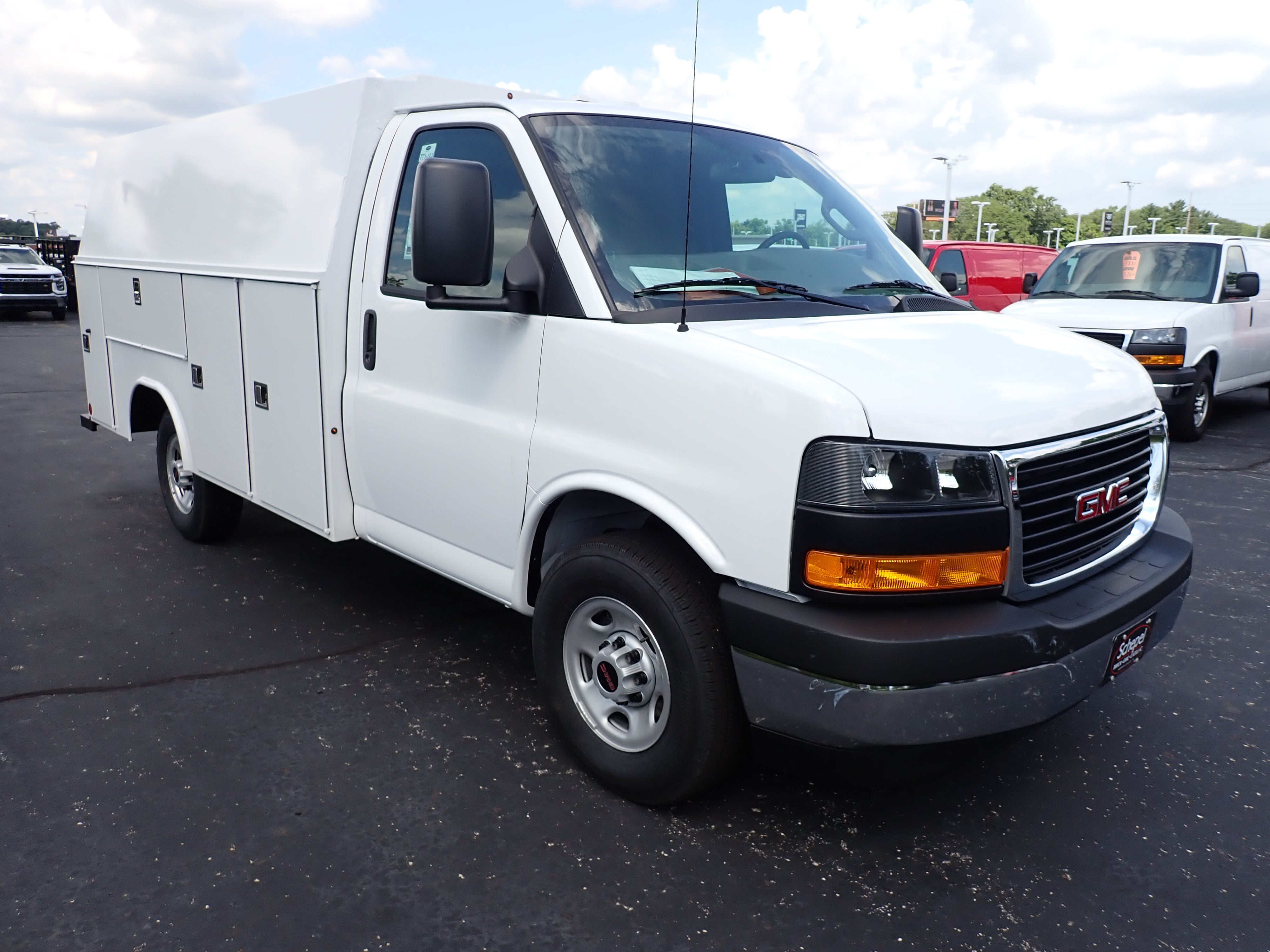 2026 GMC Savana Cutaway 3500 1WT
