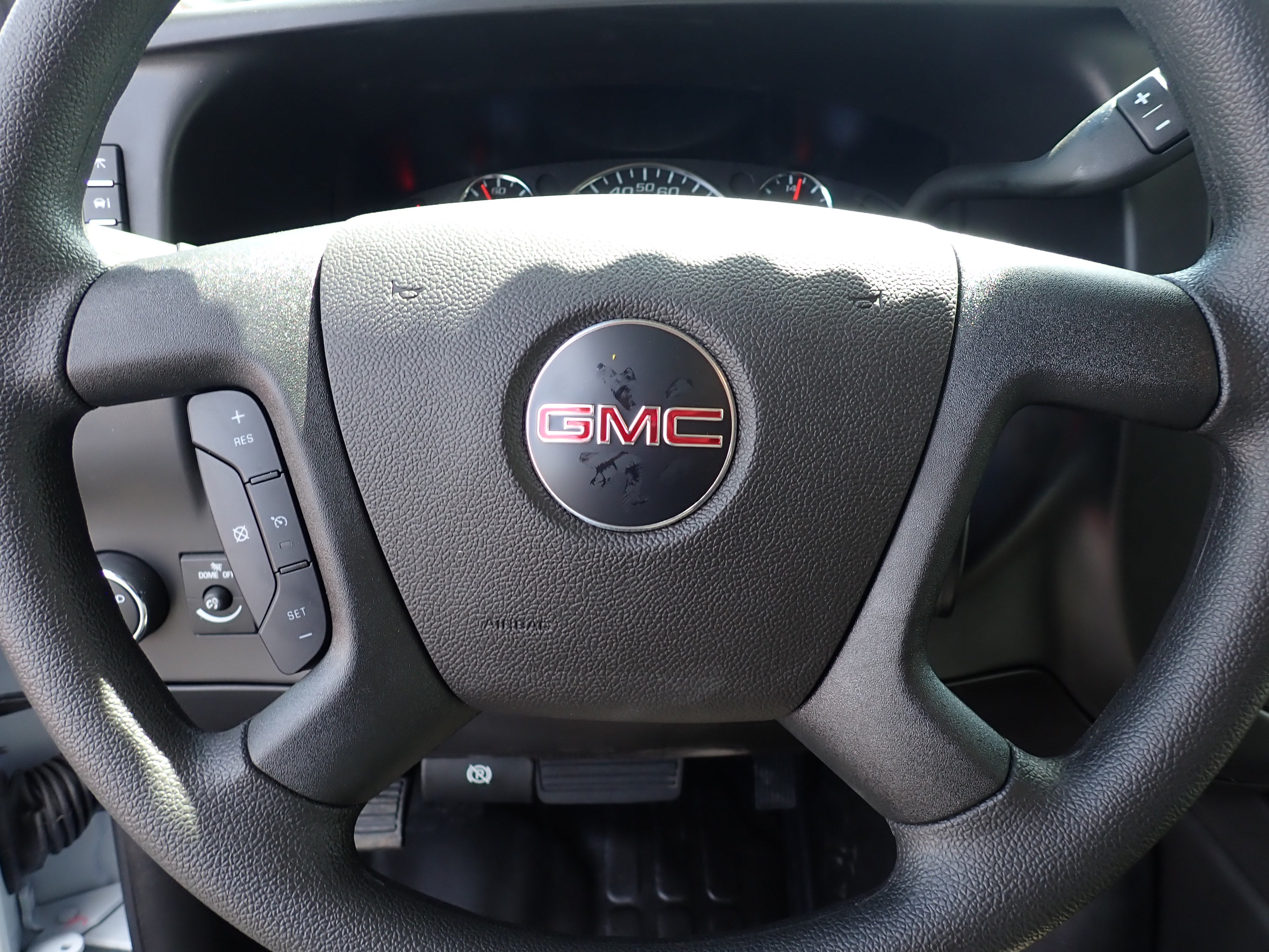 2026 GMC Savana Cutaway 3500 1WT