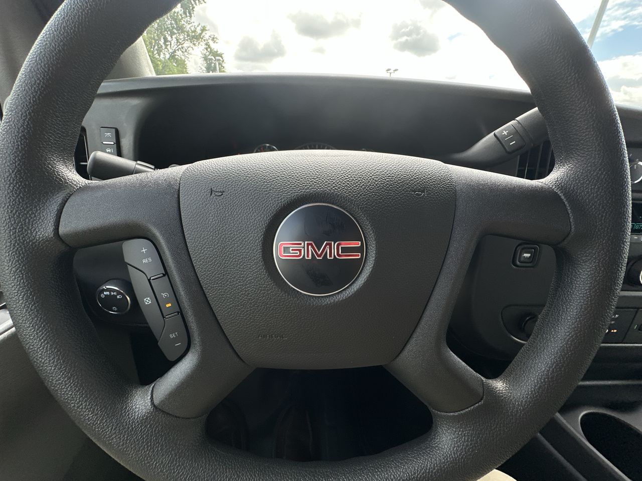 2025 GMC Savana Cutaway 3500 1WT