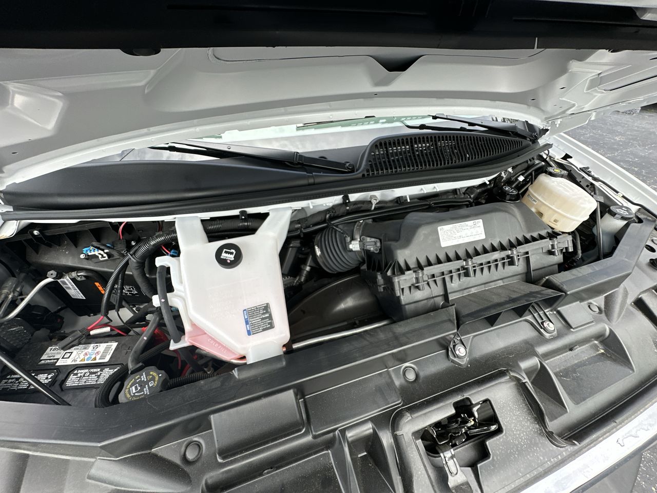 2025 GMC Savana Cutaway 3500 1WT