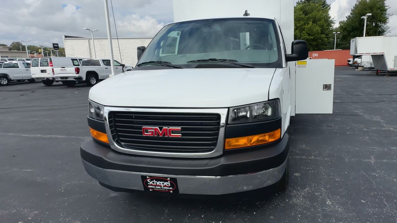 2025 GMC Savana Cutaway 3500 1WT