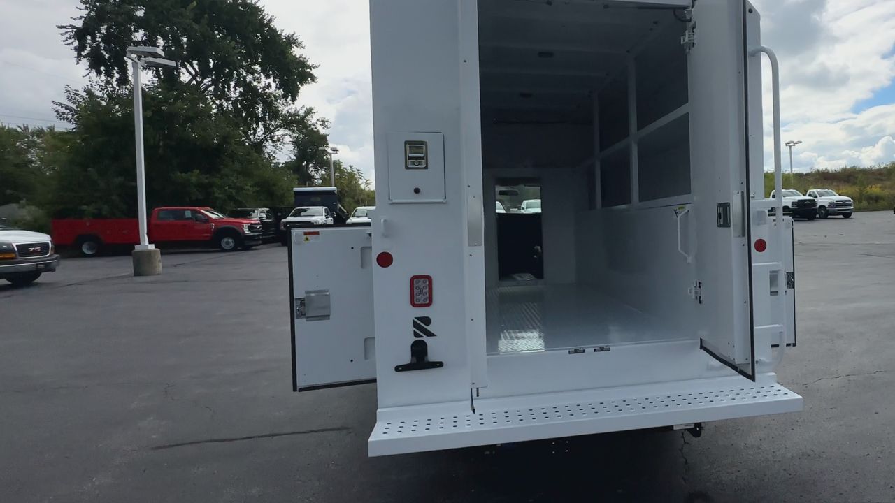 2025 GMC Savana Cutaway 3500 1WT