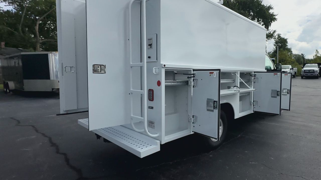 2025 GMC Savana Cutaway 3500 1WT