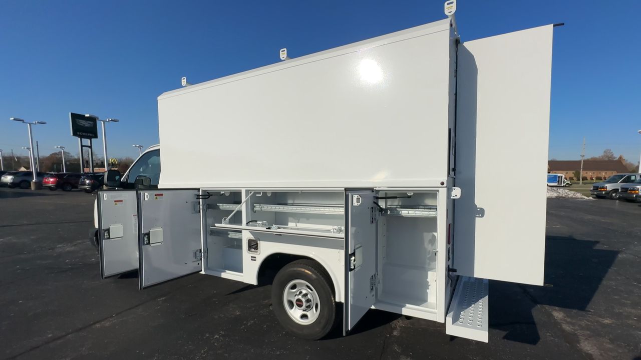 2025 GMC Savana Cutaway 3500 1WT