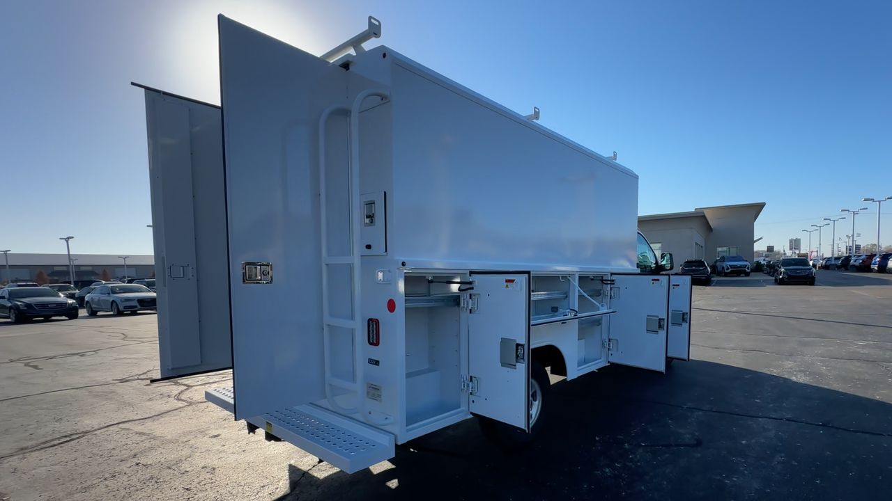 2025 GMC Savana Cutaway 3500 1WT