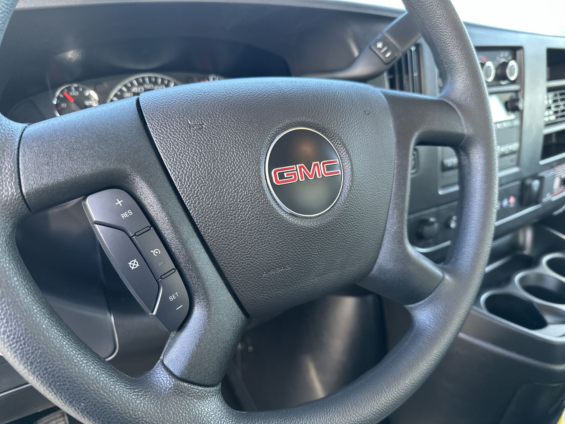 2025 GMC Savana Cutaway 3500 1WT