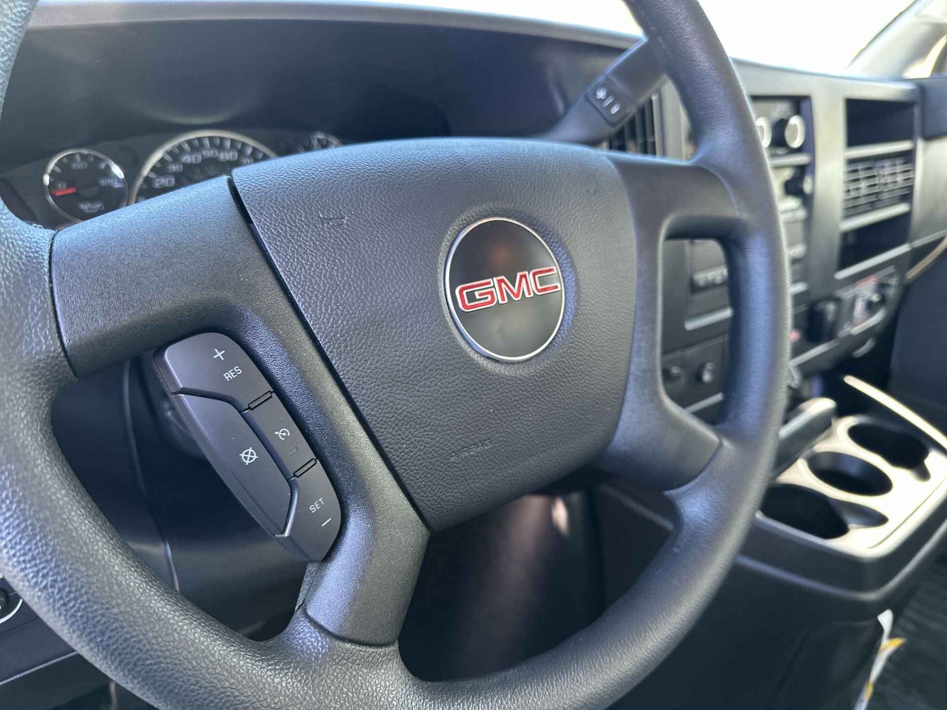 2025 GMC Savana Cutaway 3500 1WT