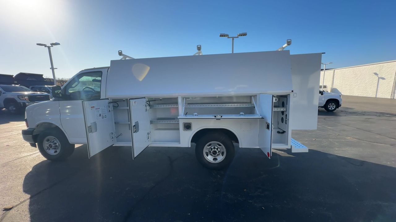 2025 GMC Savana Cutaway 3500 1WT