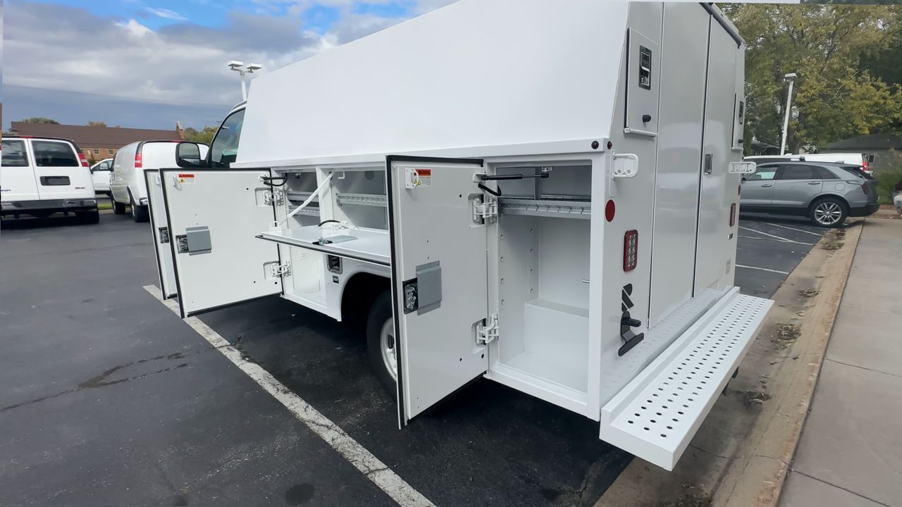 2025 GMC Savana Cutaway 3500 1WT