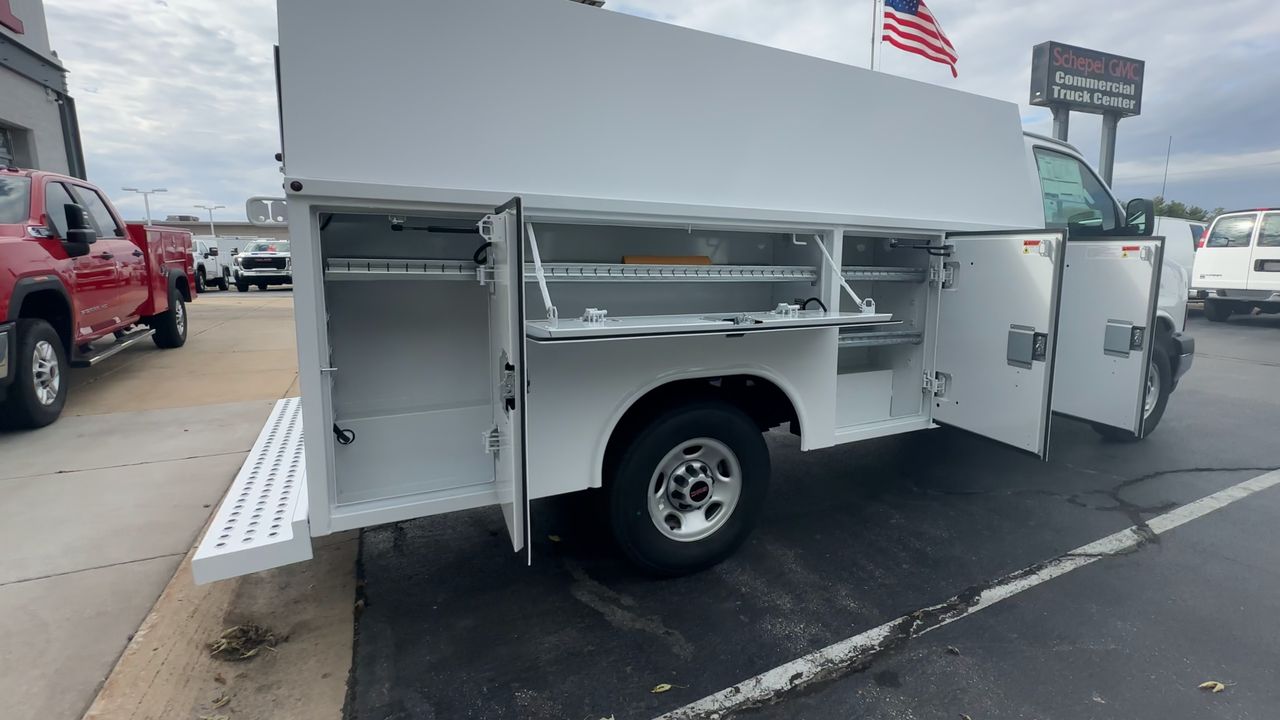 2025 GMC Savana Cutaway 3500 1WT