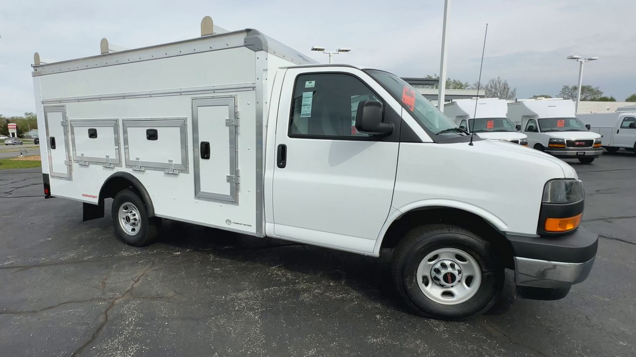 2025 GMC Savana Cutaway 3500 1WT