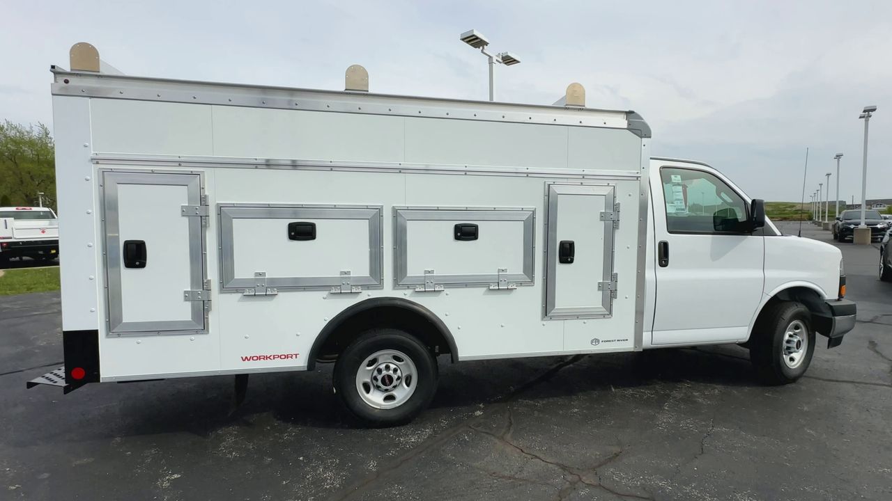2025 GMC Savana Cutaway 3500 1WT