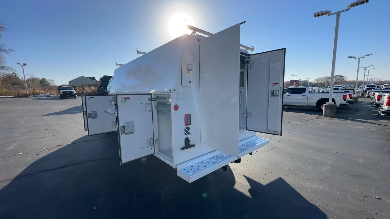 2025 GMC Savana Cutaway 3500 1WT