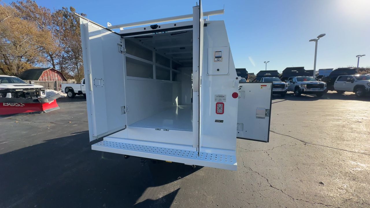 2025 GMC Savana Cutaway 3500 1WT