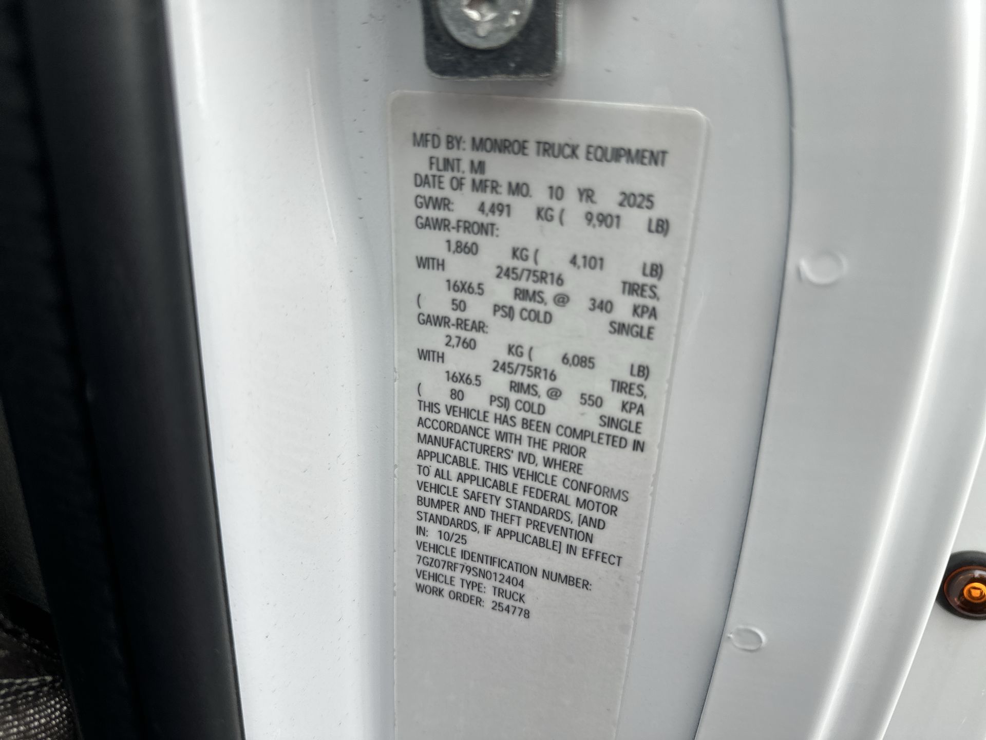 2025 GMC Savana Cutaway 3500 1WT