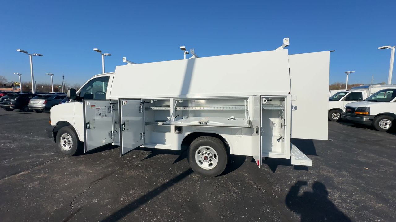 2025 GMC Savana Cutaway 3500 1WT