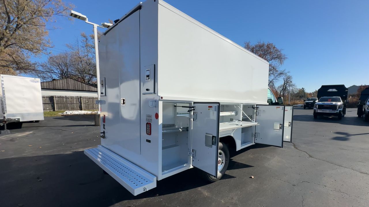 2025 GMC Savana Cutaway 3500 1WT