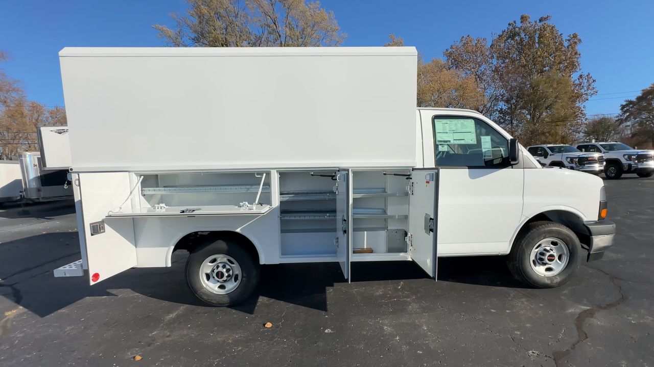 2025 GMC Savana Cutaway 3500 1WT