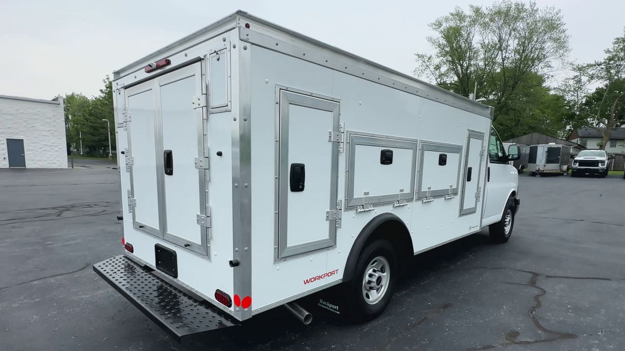 2025 GMC Savana Cutaway 3500 1WT