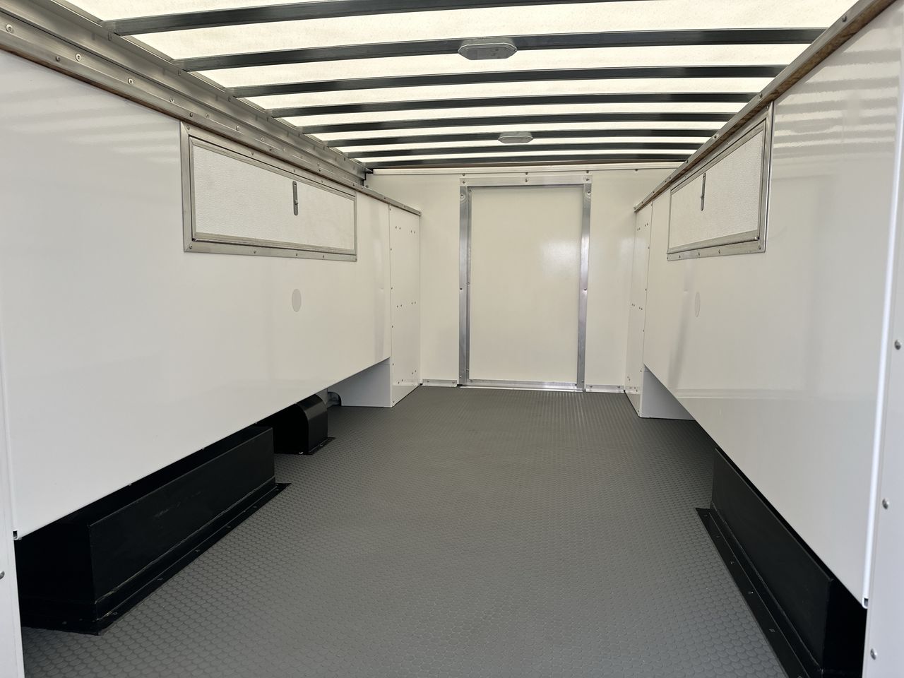 2025 GMC Savana Cutaway 3500 1WT