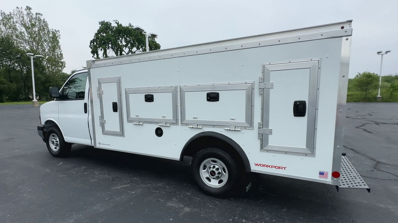 2025 GMC Savana Cutaway 3500 1WT