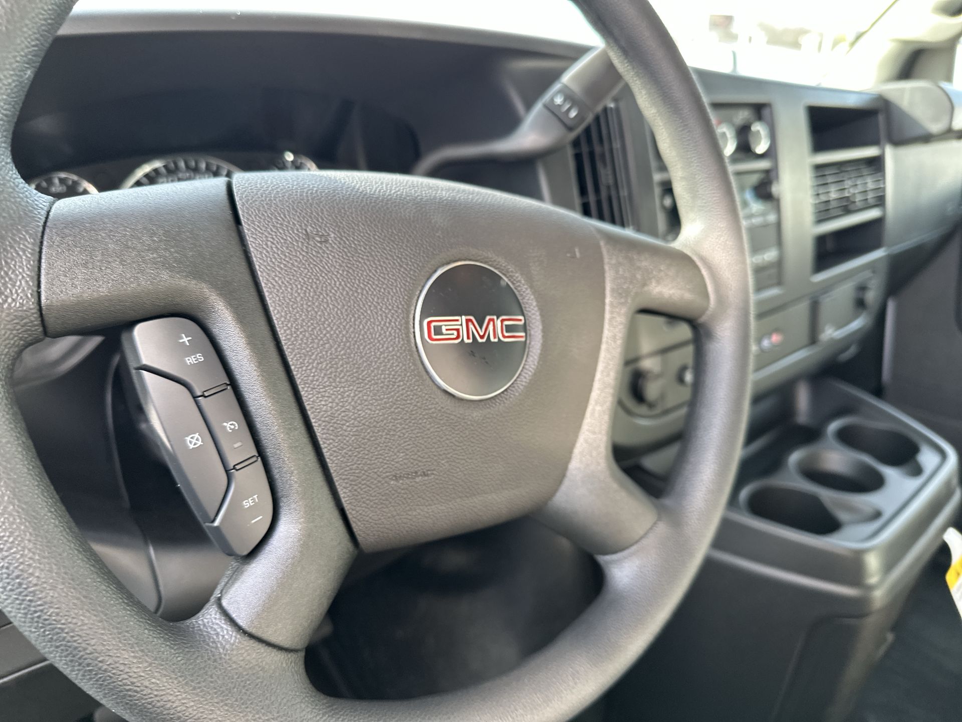 2026 GMC Savana Cutaway 3500 1WT