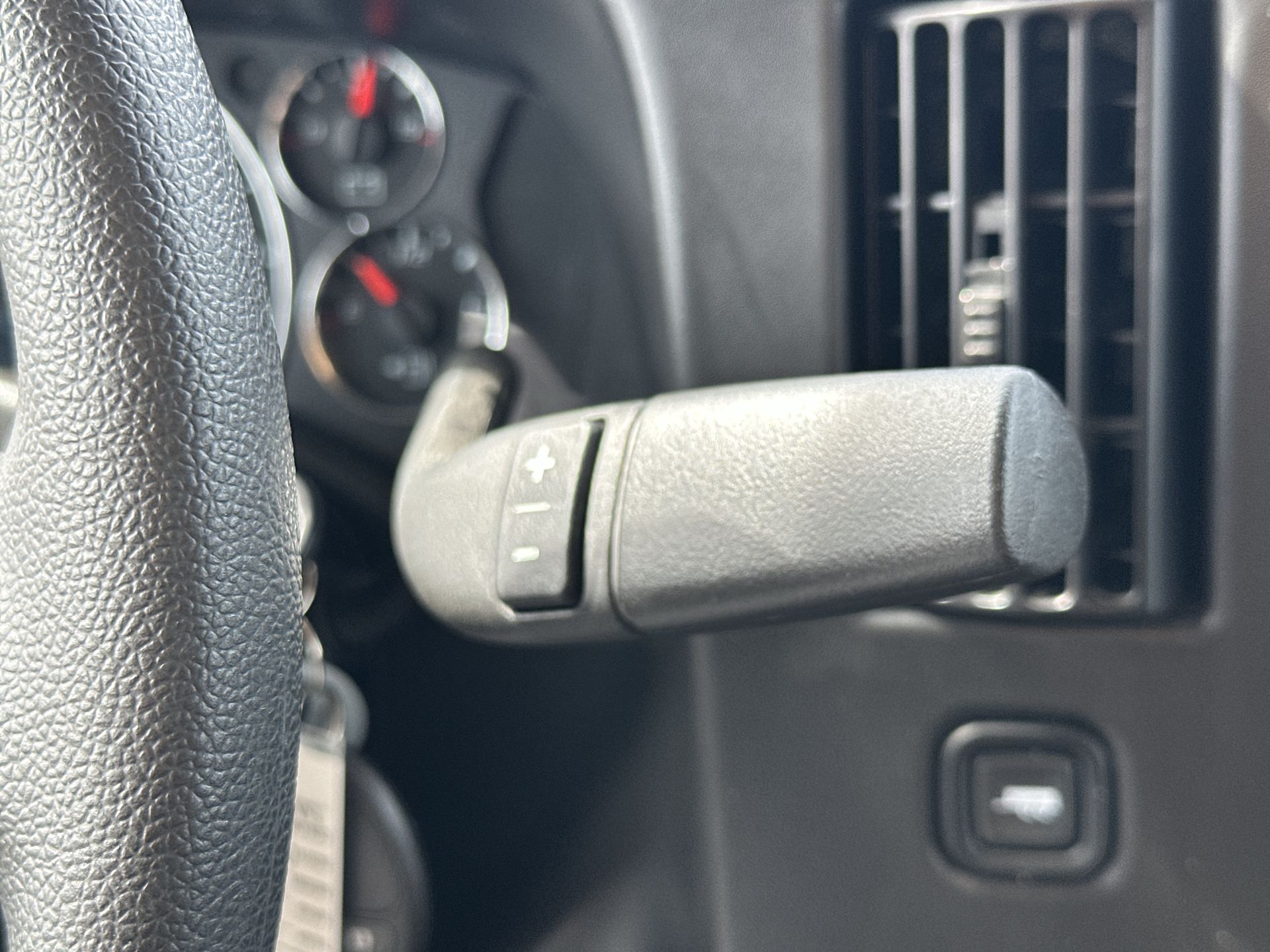 2025 GMC Savana Cutaway 3500 1WT