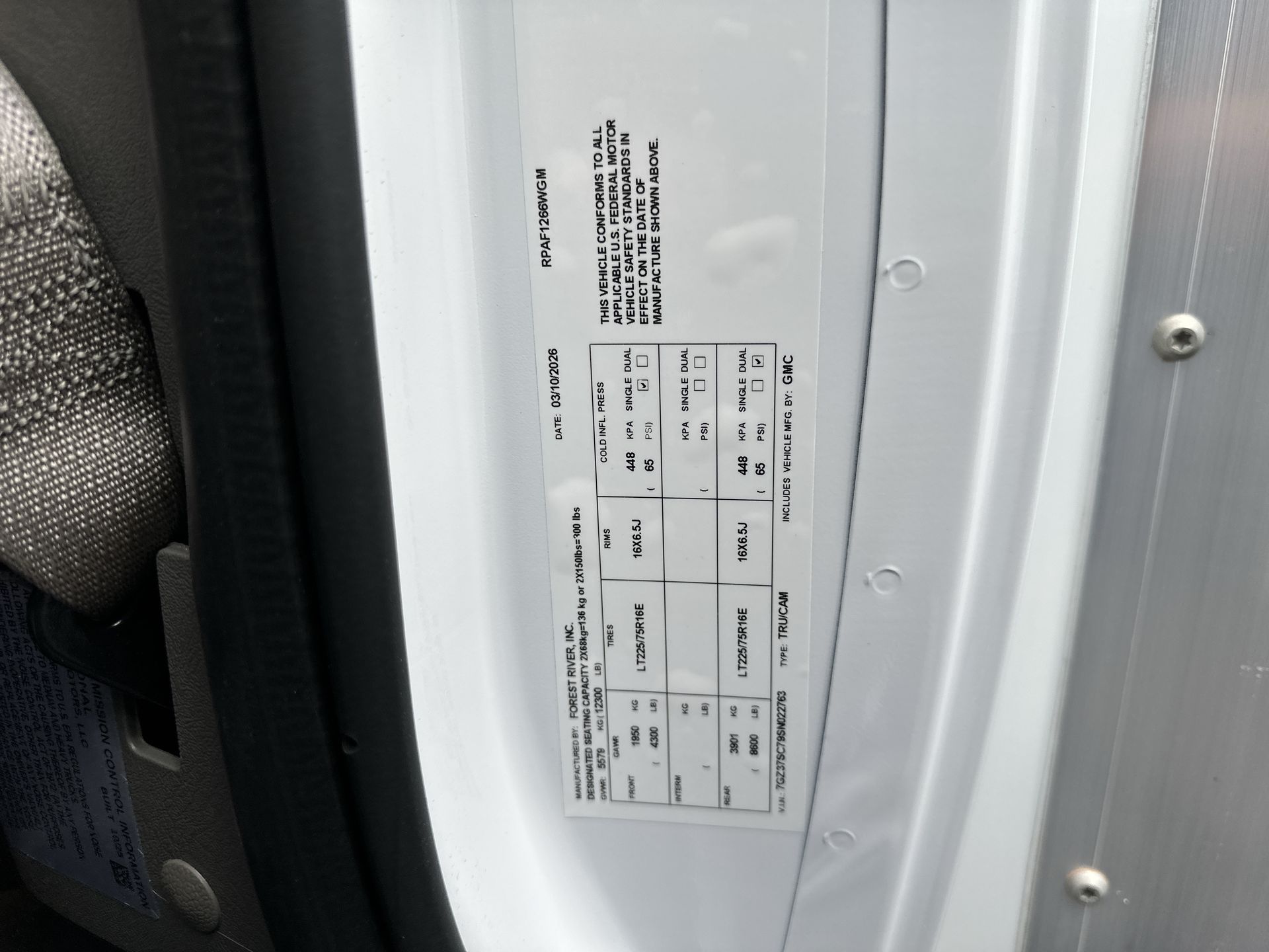 2025 GMC Savana Cutaway 3500 1WT