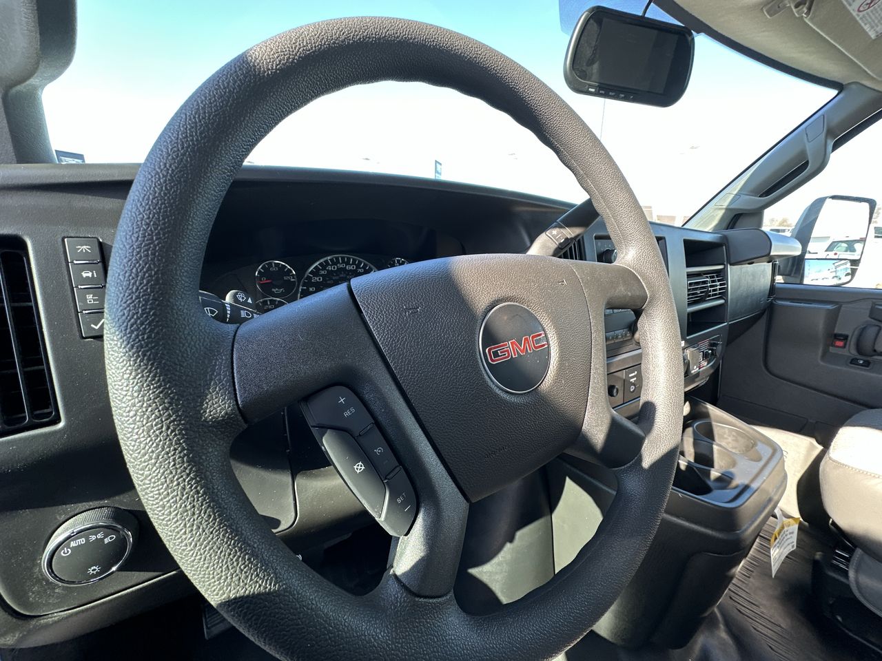 2025 GMC Savana Cutaway 3500 1WT