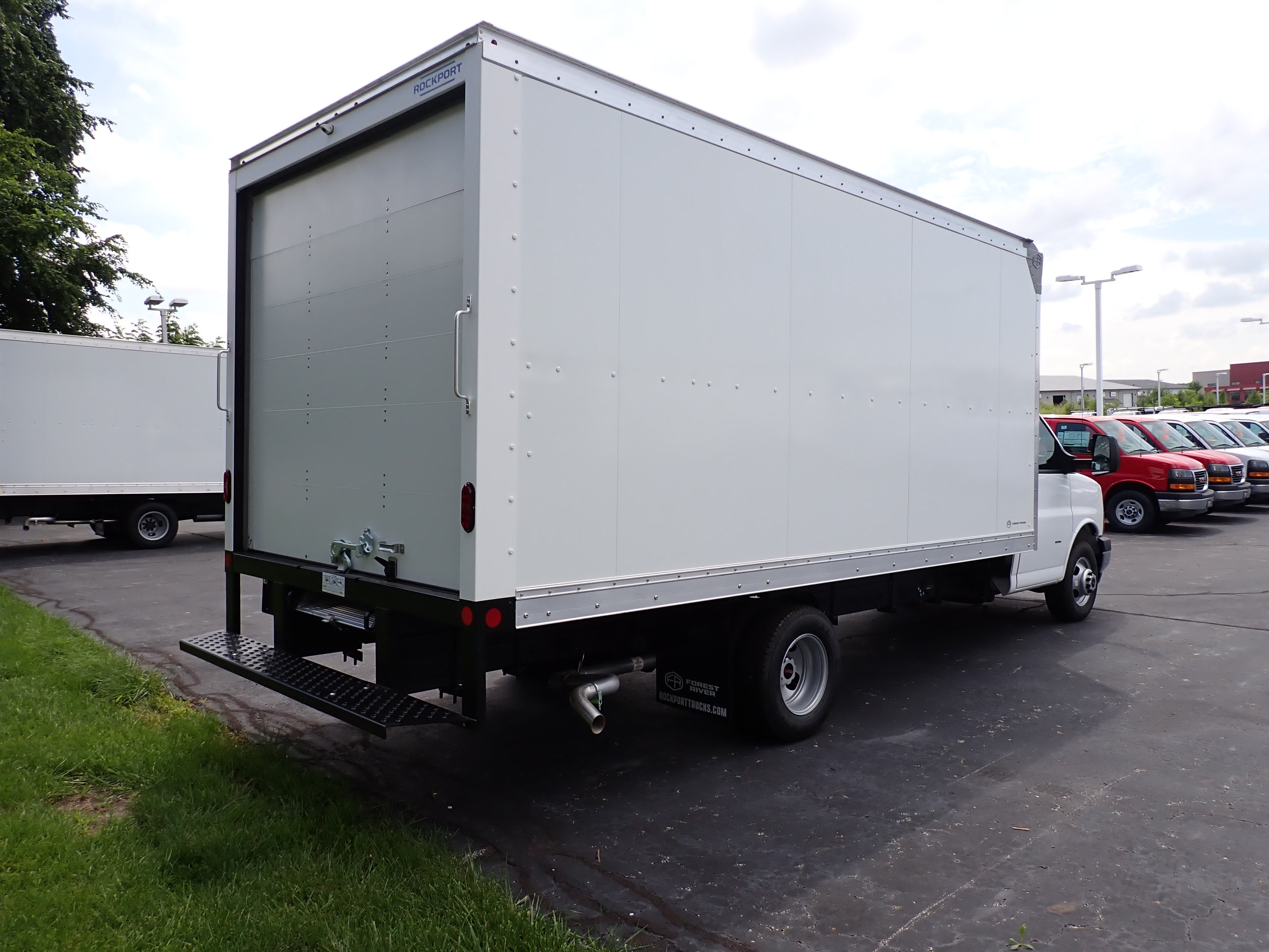 2026 GMC Savana Cutaway 3500 1WT