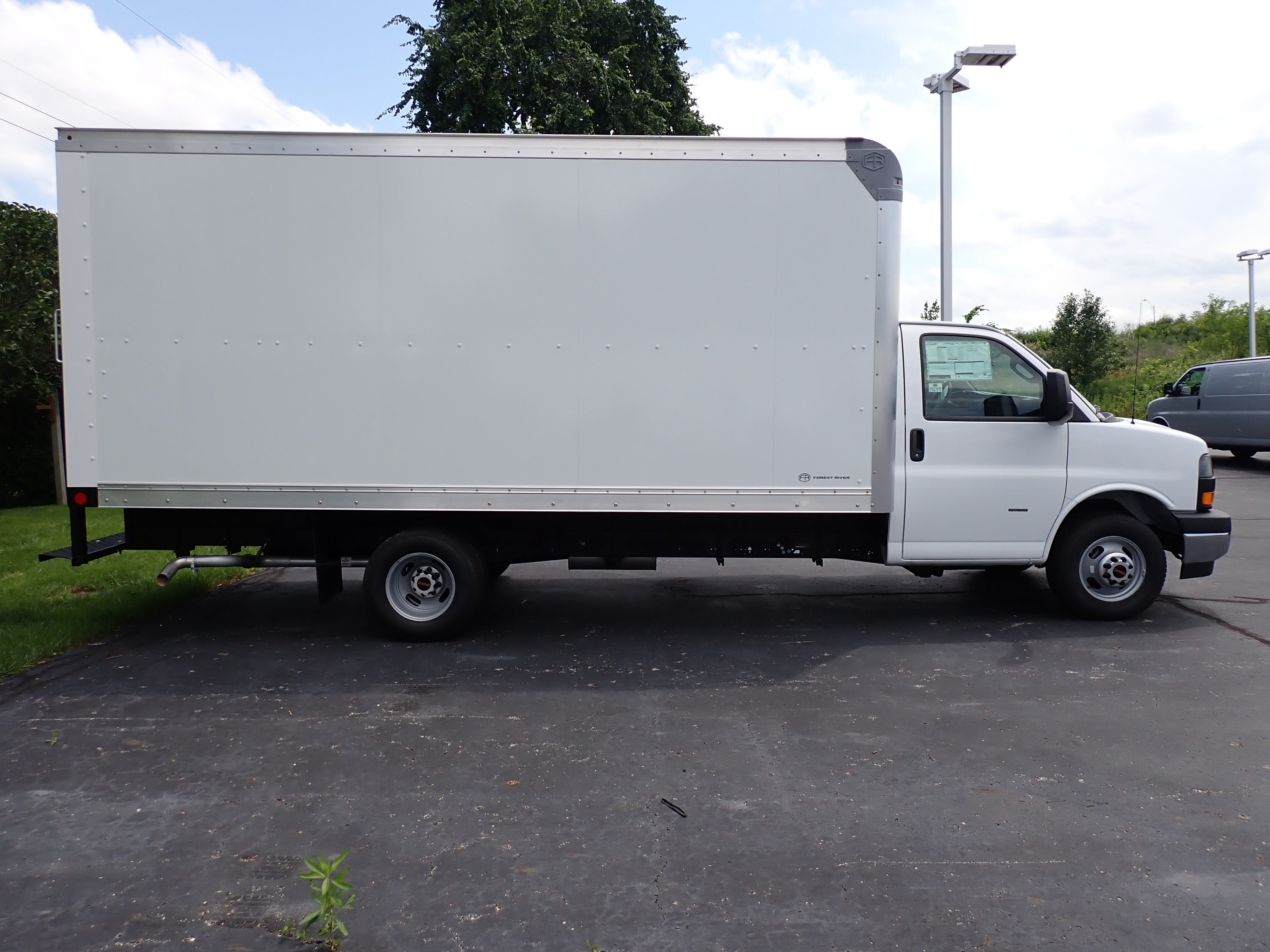 2026 GMC Savana Cutaway 3500 1WT