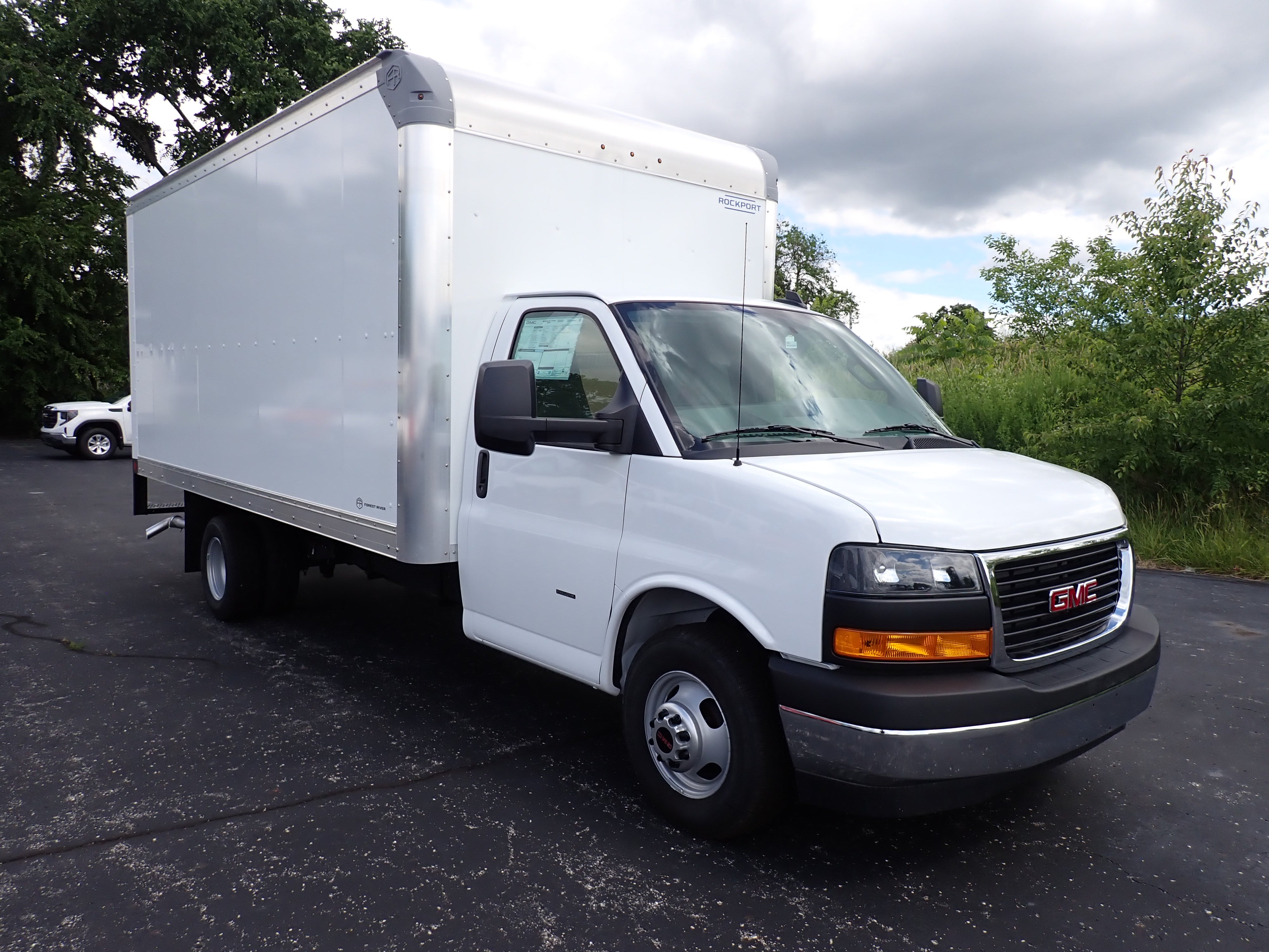 2026 GMC Savana Cutaway 3500 1WT